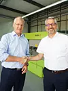 Übergabe der neuen Stanzmaschine Brausse 1060 ER durch Michael Münchow Brausse (links) an Bernd Klenk