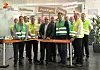 Feierliche Eröffnung des zehnten Packright Centres in der Region Central Europe: Philip Bautil, Managing Director Central Europe, Paul Feistle, General Manager des Werkes Nördlingen, Erich Schmidt, PackRight Centre Manager Nördlingen, Marcus Rund, Sector Director Core, und Jürgen Weick, Sales Manager Nördlingen und Süd-Ost, alle DS Smith (erste Reihe von links) durchschnitten im Beisein weiterer Kollegen gemeinsam das Band.