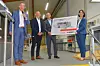 Übergabe des Glückwunsch-Schildes der Firma Bobst, v. l. n. r.: Dirk Corsten (Geschäftsführer Bobst Meerbusch GmbH), Gerhard Kammerer (Leiter Produktion und Logistik, Karl Knauer KG), Hans Dreistein (Verkauf Bobst Meerbusch GmbH), Stefanie Wieckenberg (Geschäftsführerin Karl Knauer KG)