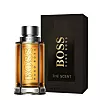 Bei „The Scent“ von Hugo Boss wurden auf Basis einer klassischen Silber PET-Folie dunkle Brauntöne appliziert. Im Anschluss wurde das Motiv mit einer Kombination verschiedener Lacke veredelt. Die Schriftzüge innerhalb der tiefgeprägten Flakonabbildung wurden hochgeprägt, die Inhaltsangabe partiell mit Semimattlack hervorgehoben und zugleich tiefgeprägt.