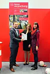 Hans Michael Krause von Bosch Rexroth mit Glücksfee Corinna Büttner, ebenfalls Bosch Rexroth, und Anja Breuer, Anzeigenleiterin neue verpackung (v. l. n. r.)