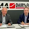 Peter Walter, geschäftsführender Gesellschafter CDE und Thomas Becker, CEO und Partner IMA Dairy & Food, bei der Vertragsunterzeichnung.