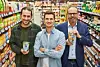 Drei Männer im Supermarkt. (v.l.n.r.): Julian Ploch, Geschäftsführer der Kaffeerösterei Hoppenworth & Ploch; Maximilian Bannasch, Mitgründer und CEO von Circolution; Bernd Büsing, Leitung Verpackungen bei Nestlé Deutschland