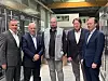 Auf der Betriebsversammlung der neuen Dienst Packsystems GmbH stellten - von links - RA Mirko Lehnert (Schiebe und Collegen), Michael Wombacher (Geschäftsführer Dienst), Frank Wagner (Betriebsratsvorsitzender Dienst), RA Dirk Eichelbaum (Solvesta) und RA Dr. Robert Schiebe (Schiebe und Collegen) die Übernahme durch Solvesta vor.