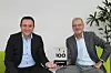 Die beiden Geschäftsführer Mike Günther (links) und Martin Bruttel halten das Top 100 Siegel in den Händen.