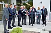 Ein wichtiger Schritt, ein großer Schnitt: Die Geschäftsführer der J. Schmalz GmbH Dr. Kurt Schmalz (4. v. l.), Wolfgang Schmalz (6. v. l.) und Andreas Beutel (2. v. l.) weihen gemeinsam mit Volker Schmitz, Geschäftsführer Schmalz Inc. (3. v. l.) und Vertretern aus der Politik den Neubau in Raleigh, North Carolina ein.