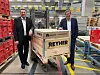 Reyher-Geschäftsführer Klaus-Dieter Schmidt und Matthias Hebrok, Geschäftsführer Cartoflex zeigen die neuen Greencor-Palettenabdeckungen.