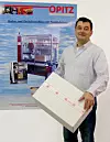 Geschäftsführer Günter Opitz demonstriert die Vorteile seiner wirtschaftlichen Verpackungslösung.