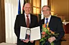Prof. Michael Schenk (l.) erhielt das Bundesverdienstkreuz am Bande für sein Wirken als Wissenschaftler und Hochschullehrer. Überreicht wurde es von Dr. Reiner Haseloff, Ministerpräsident des Landes Sachsen-Anhalt.