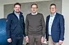 Johannes Schubert (links) hat die Bereichsleitung Vertrieb der Gerhard Schubert GmbH von Martin Sauter (rechts) übernommen. Mitte: Marcel Kiessling, Geschäftsführer der Gerhard Schubert GmbH.