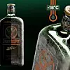 Glasflasche Jägermeister thermochromem Aufdruck. Mit der Jägermeister #Savethenight Limited Edition, bei der erstmalig temperatursensible Farbe direkt auf Glas gedruckt wurde, hat Deco Glas den Worldstar Global Packaging Award 2023 gewonnen. Das Gemeinschaftsprojekt Mast-Jägermeister, Deco Glas und der Designagentur Mutter konnte die internationale Jury überzeugen.