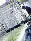 Blick in die IBC-Produktion bei Greif – hier die Gitterkorb-Montage.