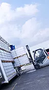 Verladen neuer IBC für den Transport zum Kunden.