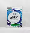 Zum anderen eine Schachtel mit gedrehter Bedruckung: Procter & Gamble hat für das Vollwaschmittel von Lenor eine neue Gebindegröße in den Handel gebracht. 1.170 Gramm des „Weiße Wasserlilie“ genannten Pulverwaschmittels sind in eine Faltschachtel eingefüllt, deren Inhalt nun für 18 statt bisher 15 Waschgänge ausgelegt ist. Laut Hersteller soll die Wäsche strahlend sauber werden und drei Wochen Wohlfühlduft in den Kleiderschrank bringen. Auffallend an der bedruckten Schachtel mit vorperforierter Schüttöffnung ist das gedrehte Druckbild auf Vorder- und Rückseite der Schachtel. Damit kann die Schachtel im Hoch- oder Querformat in den Handelsregalen und im heimischen Regal platziert werden.