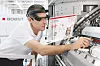 Fernassistenzservice von Bobst, bei dem der Kunde und der Bobst-Servicetechniker über ein Headset mit Augmented-Reality-Brille verbunden sind.