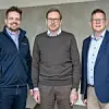 Johannes Schubert (links) hat die Bereichsleitung Vertrieb der Gerhard Schubert GmbH von Martin Sauter (rechts) übernommen. Mitte: Marcel Kiessling, Geschäftsführer der Gerhard Schubert GmbH.