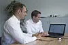 Patrick Kurer (links) und Baumer-Berater Heinz Buchegger am Laptop.