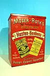 Moser-Roths Hustenbonbons im Papierbeutel, präsentiert in großen Blechdosen aus der Zeit zwischen 1920/30.
