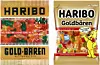 2022: Die Verpackung der Haribo Goldbären ist so ikonisch wie die köstlichen Fruchtgummis selbst. Die quadratische, transparente Kunststofftüte ermöglicht einen verlockenden Blick auf die lebendigen Farben der Goldbären, die in unterschiedlichen Fruchtaromen daherkommen. Das gelbe Label mit dem Haribo-Logo und der charakteristischen Schriftart zieht sofort die Aufmerksamkeit auf sich und verspricht den unverwechselbaren Geschmack und die Qualität, die Verbraucher weltweit mit der Marke Haribo verbinden. Die Verpackung ist nicht nur visuell ansprechend, sondern auch funktional gestaltet. Der wiederverschließbare Beutel sorgt dafür, dass die Goldbären frisch und weich bleiben, selbst nachdem die Packung geöffnet wurde. Dieses Merkmal unterstreicht die Sorgfalt und Aufmerksamkeit, die Haribo auf die Qualität seiner Produkte legt. Die goldene Banderole rund um die Packung verleiht dem Ganzen einen Hauch von Luxus und unterstreicht die Premium-Qualität der Goldbären. Die Kombination aus durchdachtem Design und hochwertiger Verarbeitung macht die Verpackung der Haribo Goldbären zu einem perfekten Spiegelbild des süßen und unverwechselbaren Genusses, den die Verbraucher von diesem Klassiker erwarten.