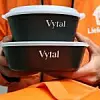 Künftig können Kunden die Mehrwegbehälter von Vytal bei Lieferando kostenlos zurückgeben.