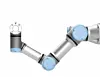Universal Robots Der dänische Roboterhersteller Universal Robots (UR), gegründet im Jahr 2005, hat den Status eines Start-ups hinter sich gelassen und gilt mittlerweile als ein etabliertes Unternehmen in der Robotikbranche. Im Jahr 2015 wurde UR von dem amerikanischen Konzern Teradyne übernommen. Für das Geschäftsjahr 2022 verzeichnete Universal Robots einen Rekordumsatz von 306 Mio. Euro weltweit. 2023 erweiterte das Unternehmen sein Angebot um einen kollaborativen Roboter (Cobot) mit einer Traglast von 30 kg. Universal Robots hat sich auf die Herstellung leichter Roboter spezialisiert. Die ursprüngliche Cobot-Produktreihe umfasst drei Modelle: den UR3, den UR5 und den UR10, mit Tragkräften von 3, 5 bzw. 10 kg. Alle drei Modelle sind sechsgelenkige Roboterarme, die 11, 18 bzw. 28 kg wiegen. Als Reaktion auf die Marktnachfrage wurde auf der Motek 2019 ein weiterer Roboter mit einer Traglast von 16 kg vorgestellt.