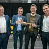 Schlüsselübergabe: V.l.n.r.: Ralf Schubert (Geschäftsführender Gesellschafter), Karl-Heinz Gaukler (Bereichsleiter Endmontage), Marcus Schindler (Bereichsleiter Konstruktion), Gerald Schubert (Gesellschafter).