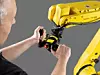Fanuc Das japanische Unternehmen Fanuc steht mit dem weltweit umfangreichsten Angebot, das über 100 Modelle in 18 Modellreihen umfasst, an der Spitze der Industrierobotik. Diese Roboter finden in einer Vielzahl von Prozessen Anwendung, darunter Entgraten, Schweißen, Pick-and-Place, Palettieren, Lackieren, Handling und Maschinenbeschickung. Bis einschließlich des ersten Halbjahres 2020 verzeichnete Fanuc über 590.000 installierte Industrieroboter weltweit. Die Produktionskapazität von Fanuc kann monatlich bis zu 9.400 Roboter erreichen. Das Unternehmen rühmt sich damit, sowohl den kleinsten als auch den stärksten Langarmroboter der Welt im Angebot zu haben. Für das Jahr 2022 meldete Fanuc Robotics einen Gesamtumsatz von nahezu 2 Mrd. Euro. Die charakteristisch gelben Roboter von Fanuc, die sowohl für Reinraumumgebungen geeignet als auch waschbeständig sind, zeichnen sich laut Hersteller durch ihre Flexibilität in der Anwendung, einfache Integration in bestehende Systeme und intuitive Bedienbarkeit aus. Die Roboter des Herstellers decken Nutzlasten bis 2,3 t und Reichweiten bis 4,7 m ab.