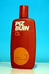 125 ml Piz-Buin-Öl mit Lichtschutzfaktor 3 in einer extrusionsgeblasenen Kunststoffflasche mit Schraubverschluss aus der Zeit um 1970/80.