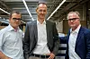 Die Displaypartner Christian Oetker-Kast (li., Casimir Kast) und Jürgen Bichelmeier (re., Rack & Schuck) mit dem neuen Geschäftsführer der Kraft Display GmbH, Michael Butkus (Mi.)