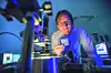 Professor Jonathan Coleman von Amber mit einem Transistor, der aus mehreren Druckschichten hergestellt ist. Diese Technik erlaubt beispielsweise die Anwendung von interaktiven Smartlabels auf Verpackungen.