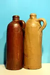 Zwei braune Tonkrüge