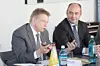 Bernd Jablonowski (rechts), Director interpack, hört Ralf Schubert (links), Geschäfts-führer der Gerhard Schubert Verpackungsmaschinen GmbH, ganz genau zu.