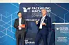 Philip Bittermann und Steffen Winkler auf der Bühne der Packaging Machinery Converence 2024.jpg: Steffen Winkler (rechts) bei seinem Vortrag auf der Packaging Machinery Conference.