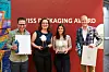 Preisträger vor einer Wand mit der Aufschrift SWISS PACKAGING AWARD