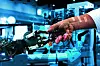 Künftig sollen Mensch und Roboter Hand in Hand zusammenarbeiten.