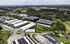 Auer investiert erneut in den Technologiepark Amerang. Auf dem rund 89.000 m² großen Gelände im Landkreis Rosenheim soll eine vierte Produktionshalle mit angeschlossener Kommissionierhalle entstehen. Nach der Inbetriebnahme seines vollautomatischen Hochregallagers mit 20.000 Palettenstellplätzen im Jahr 2023, will der Hersteller von Transport- und Lagerprodukten aus Kunststoff nun seine Produktionskapazitäten erweitern. Neben den drei bereits bestehenden Hallen soll eine baugleiche vierte Produktionshalle entstehen. Diese soll mittels Fördertechnik an eine Kommissionierhalle angeschlossen werden. Von dort aus soll eine weitere automatische Förderstrecke bis zum Hochregallager führen und den Prozess von der Produktherstellung über die Verpackung bis hin zum Versand optimieren. „Die genaue Projektplanung steht noch am Anfang, aber wir sind zuversichtlich, 2026 mit den Bauarbeiten beginnen zu können“, erklären Robert Auer und Philipp Auer aus der Geschäftsführung der gleichnamigen GmbH.
