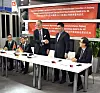 Handschlag: ILLIG-Geschäftsführer Karl Schäuble (links) und Mr. Zhi Gang Shen, CEO Zhejiang Wankai New Materials Co. Ltd., (rechts).