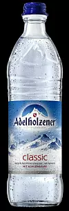 Bei Adelholzener ziert das unverkennbare Alpenrelief als Embossing die 0,5 Liter Wasserflasche.