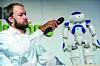 Sebastian Raßmann, TRENDONE, interviewt seinen Roboter NAO.