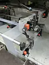 Mittenverstellung einer vierbahnigen 90°-Umlenkung mittels Drylin Spindellineartisch für Non-Woven-Bahnen. Insgesamt sind acht Systeme im Einsatz.