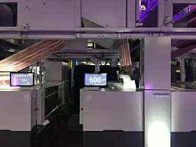 Mit der Maschine können Materialien mit Grammaturen zwischen 70 und 800 g pro Stunde verarbeitet werden.
