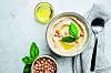 Schale mit Hummus, Schale mit Kichererbsen