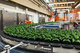 Rund 60.000 Flaschen füllt die Krones-Anlage in der Stunde ab.