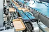 In der Schlauchbeutelmaschine der Bäckerei lassen sich sowohl Kunststoff-Trays als auch Trays oder Boards aus Karton verarbeiten.