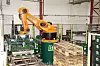 Der von Beyer gelieferte Fünf-Achs-Kuka-Roboter mit 470 kg Traglast, eine kombinierte Palettieranlage für lagenweises Be- und Entladen.