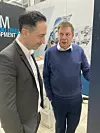 Nach dem Interview nahm sich Ralf Schubert (rechts) noch die Zeit, Chefredakteur Philip Bittermann durch die Hallen zu führen und aktuelle Entwicklungen zu zeigen.