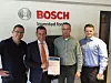 Geschäftsführer MetPro Geschäftsführer Marc Rapp mit der Auszeichnungsurkunde (2.v.l) und Sven Enold MetPro Geschäftsführer (4.v.l), sowie 2 Überbringer der Auszeichnung von der Firma Bosch.