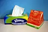 2 Kleenex-Verpackungen - die rechte in der Forme eines Stücks Wassermelone.