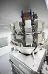 Die Mehrkopfwaage CCW-RV verarbeitet die Fleischersatzprodukte mit Hochgeschwindigkeit.