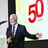 Eckhard Bluhm, der das Unternehmen vor 50 Jahren gründete, bei der Eröffnungsrede.